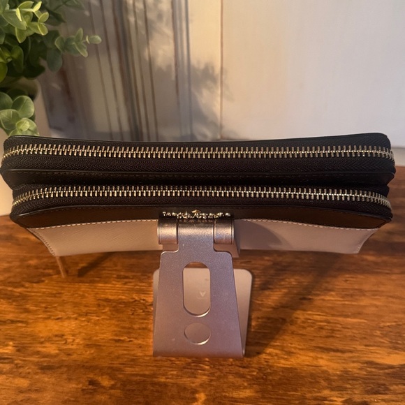 Kate Spade Staci Large
Carryall Beige Black Leather Wristlet K5786 Msrp $239 - Picture 4 of 11